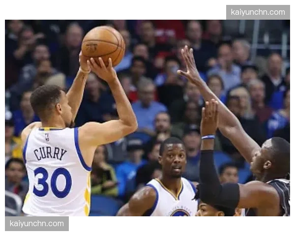 特写:斯蒂芬·库里在麦迪逊广场花园命中第3500记三分,现场观众起立致敬 特写:斯蒂芬·库里在麦迪逊广场花园命中第3500记三分,现场观众起立致敬