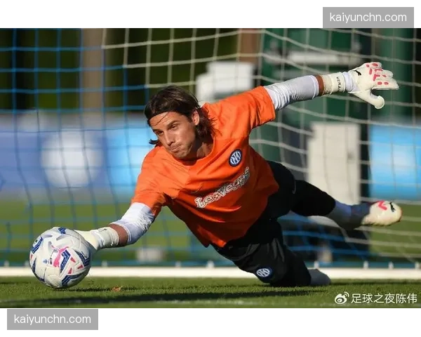 特写：38岁的老将夸利亚雷拉在热那亚替补登场，接受全场掌声